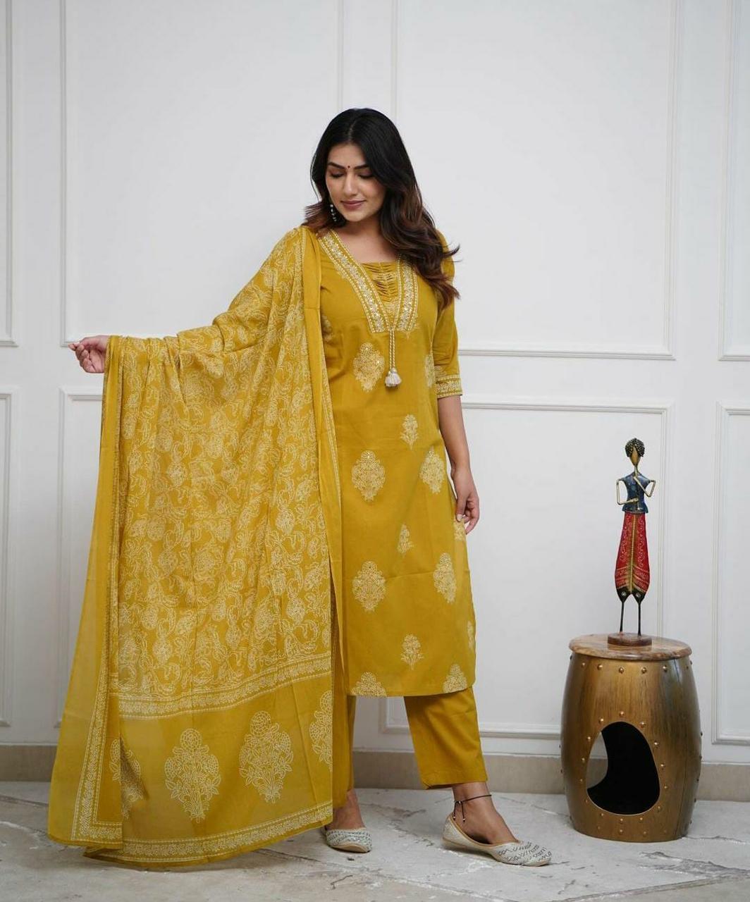 Aaysa Women Floral Pure Cotton Kurta with Trousers & With Dupatta