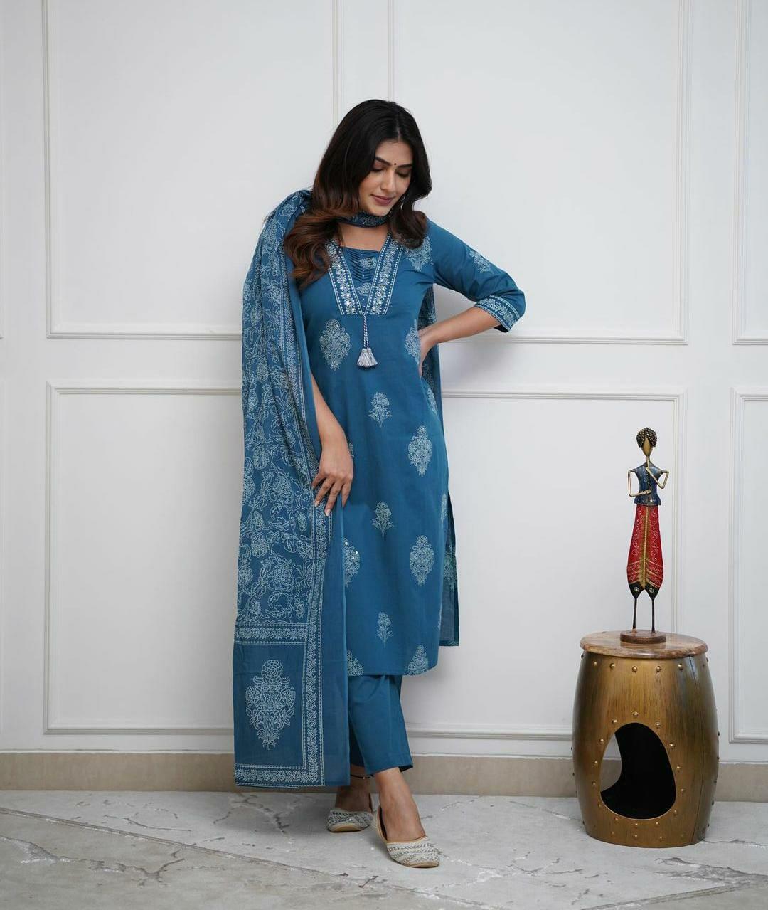 Aaysa Women Floral Pure Cotton Kurta with Trousers & With Dupatta