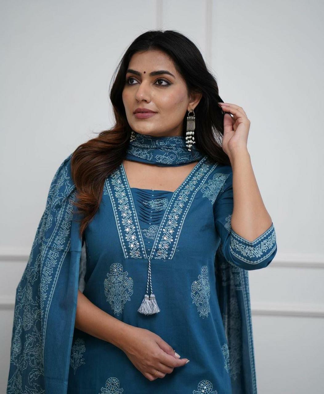 Aaysa Women Floral Pure Cotton Kurta with Trousers & With Dupatta