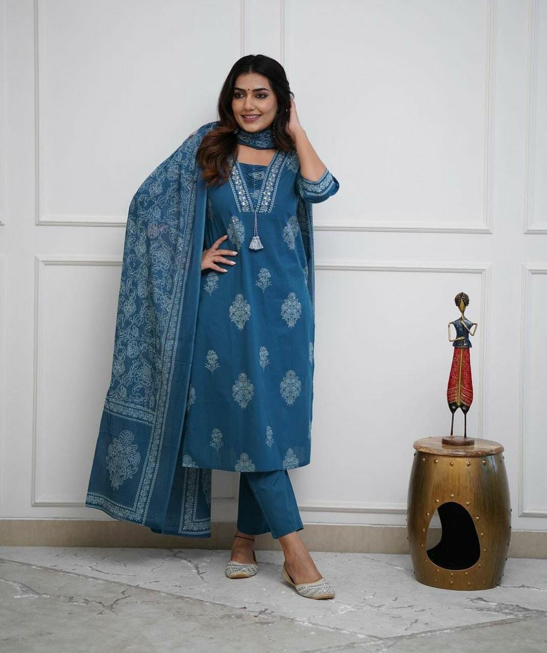 Aaysa Women Floral Pure Cotton Kurta with Trousers & With Dupatta