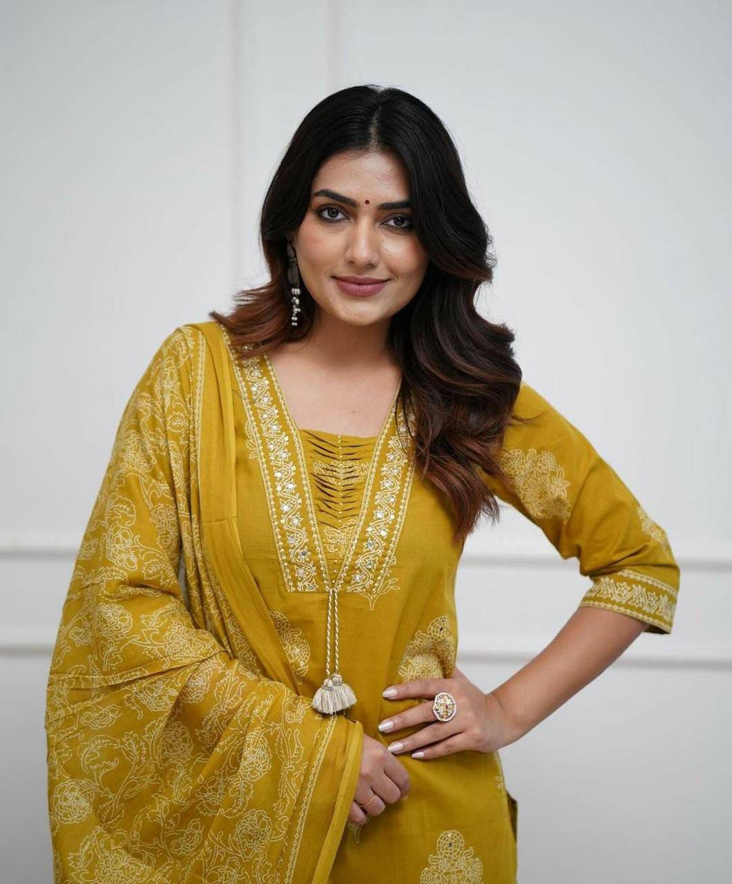 Aaysa Women Floral Pure Cotton Kurta with Trousers & With Dupatta