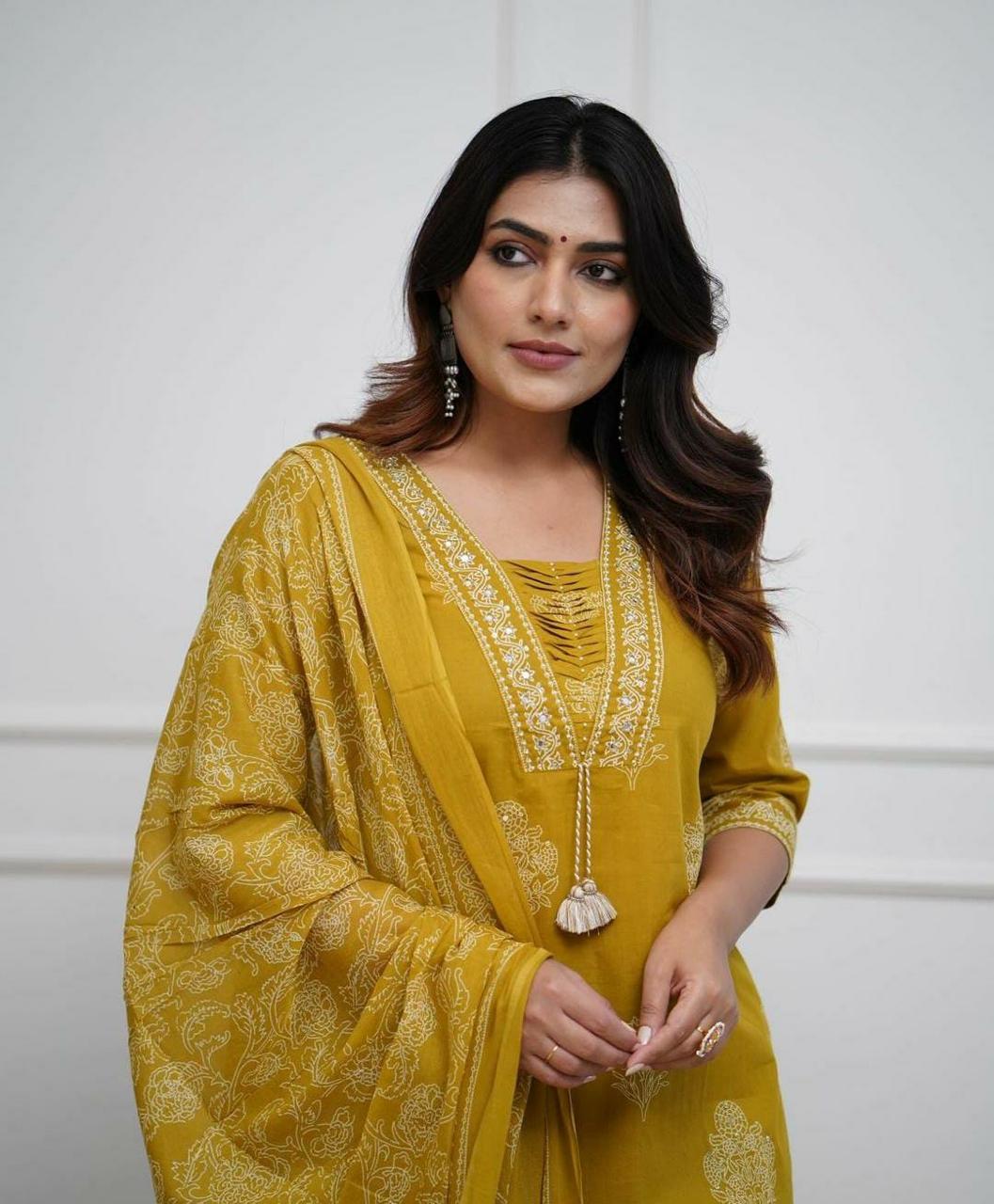 Aaysa Women Floral Pure Cotton Kurta with Trousers & With Dupatta