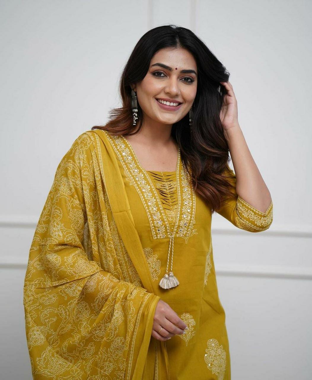 Aaysa Women Floral Pure Cotton Kurta with Trousers & With Dupatta