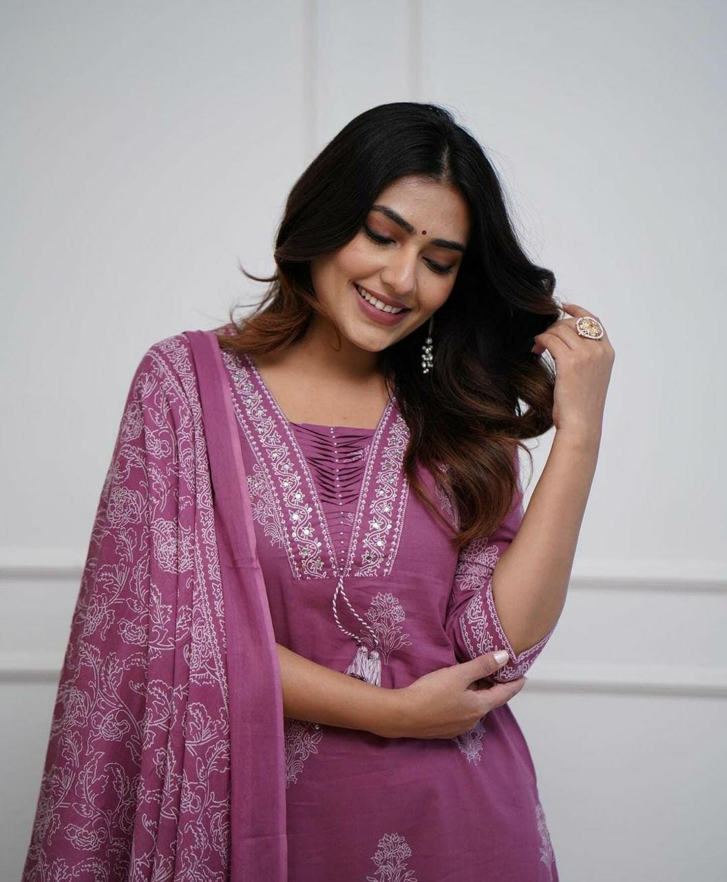 Aaysa Women Floral Pure Cotton Kurta with Trousers & With Dupatta