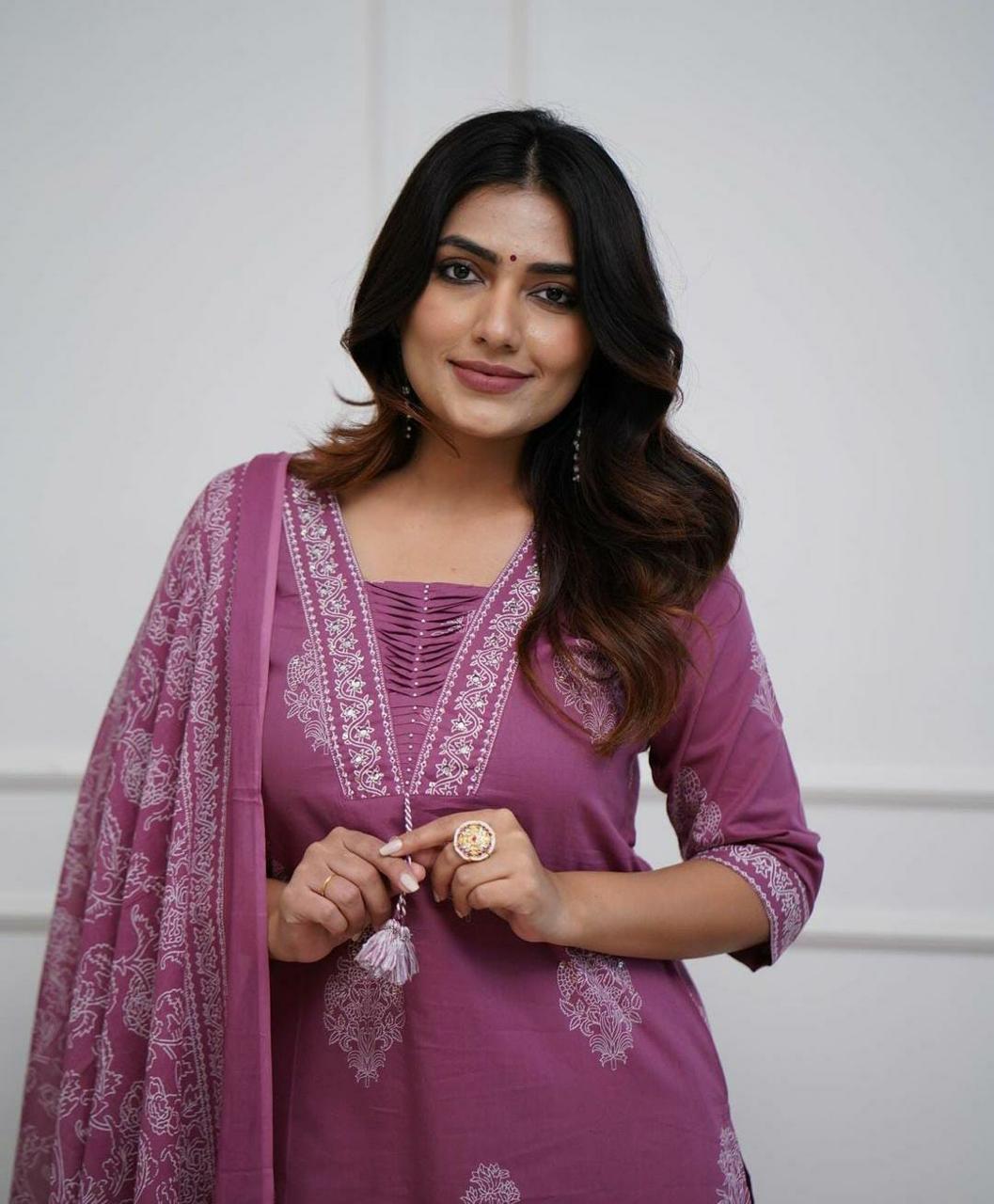 Aaysa Women Floral Pure Cotton Kurta with Trousers & With Dupatta