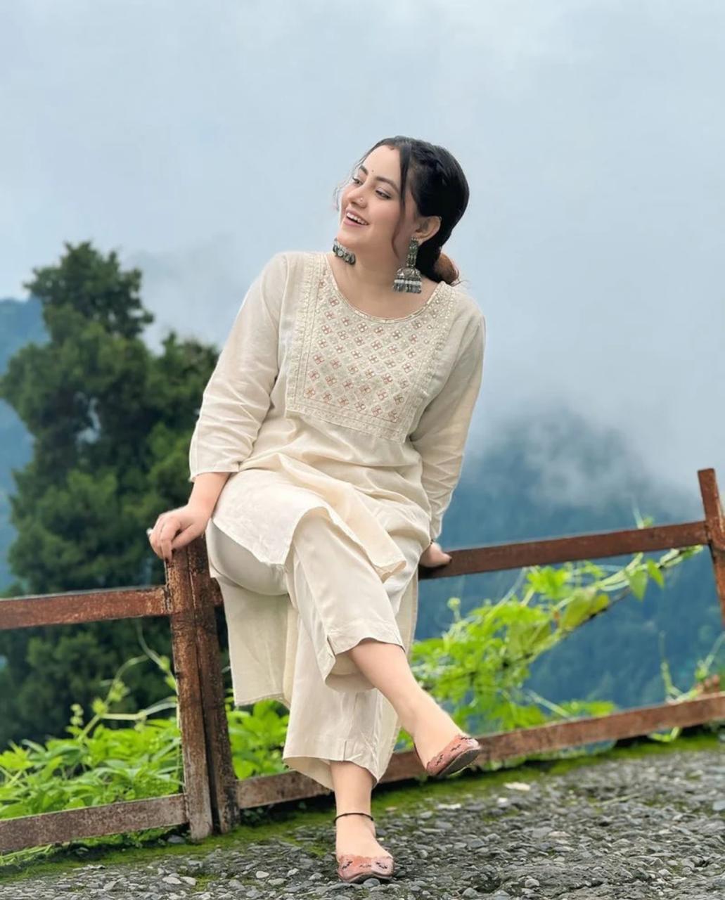 Aaysa Geometric Yoke Design Pure Cotton Kurta With Trousers