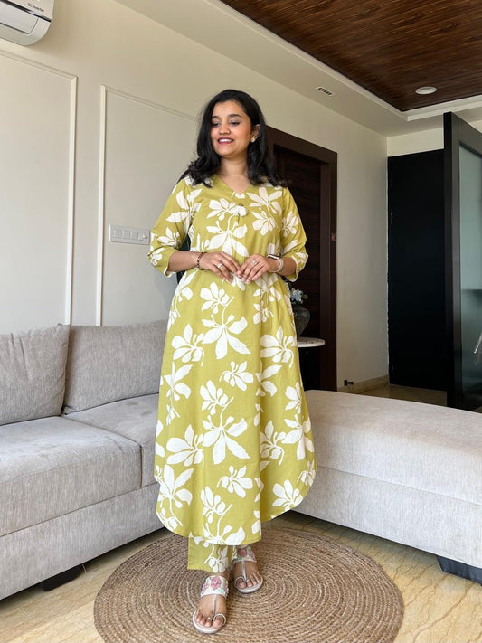 Aaysa Women Floral Printed Regular Pure Cotton Kurta with Trousers