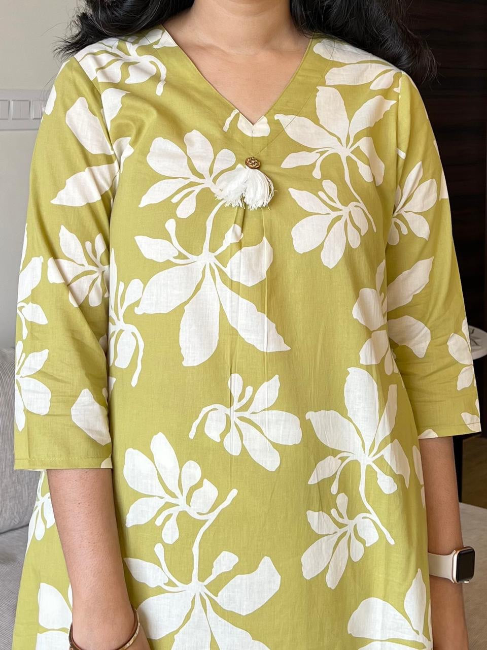 Aaysa Women Floral Printed Regular Pure Cotton Kurta with Trousers