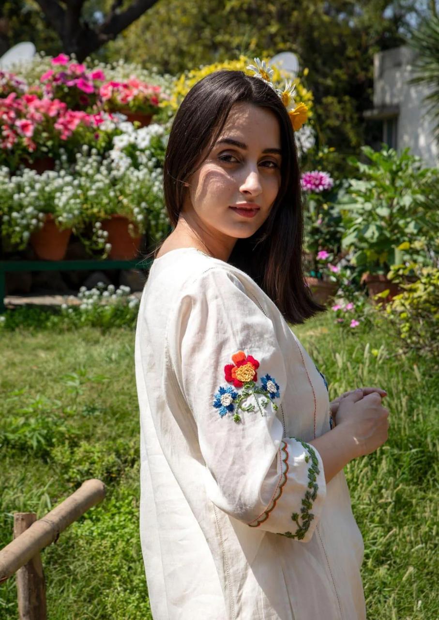 Aaysa Women Floral Embroidered Cotton Kurta with Trousers