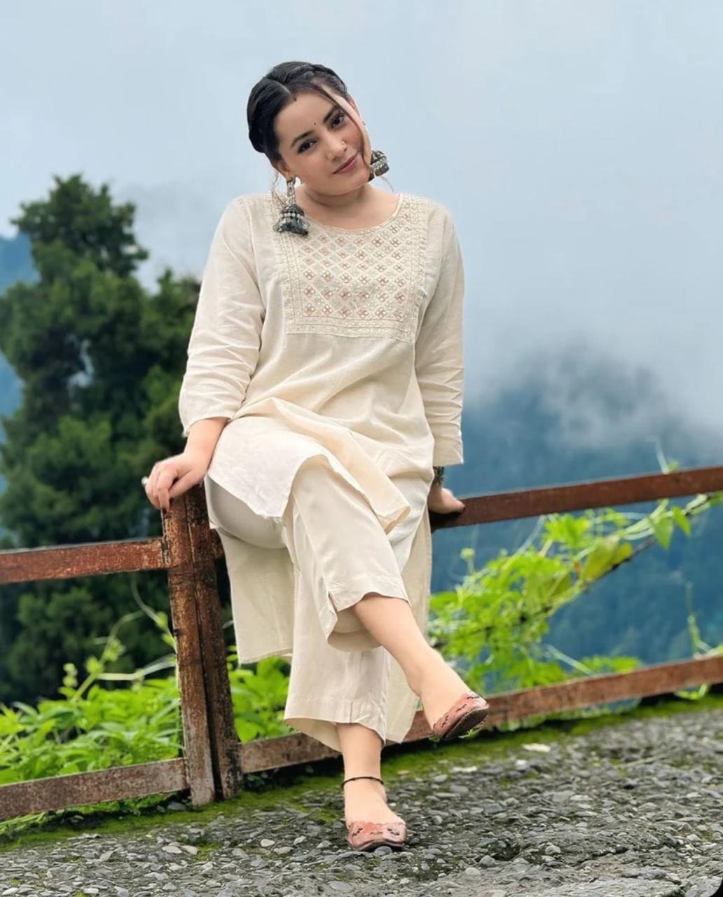 Aaysa Geometric Yoke Design Pure Cotton Kurta With Trousers